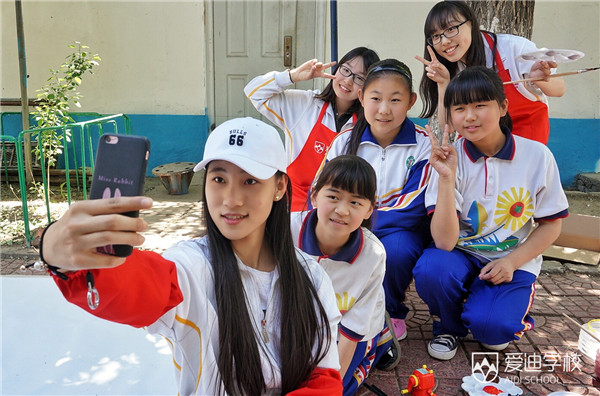 愛迪學校與太陽同行公益活動，愛迪學子為打工子弟學校學生修繕音樂教室