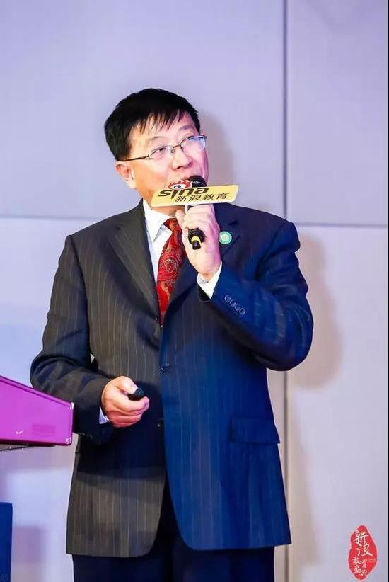 包玉剛吳子?。簢H學(xué)校的出路是發(fā)掘?qū)W生個(gè)性