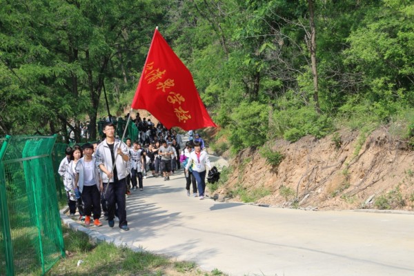煙臺清泉學校“親近自然、遠足拉練”活動