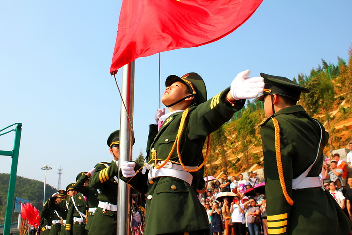 煙臺(tái)市雙語(yǔ)實(shí)驗(yàn)學(xué)校舉行少先隊(duì)主題隊(duì)日暨一年級(jí)入隊(duì)儀式